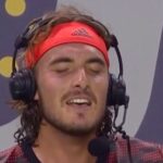Tsitsipas pousse la chansonnette en plein match