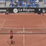 Tsitsipas touche un spectateur avec un gros smash