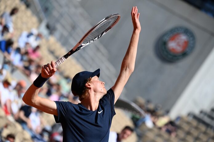 Sinner service Roland Garros 2021