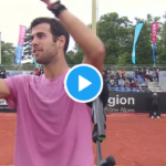 Le public lyonnais pousse la chansonnette pour l’anniversaire de Khachanov