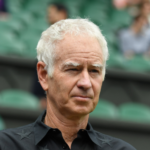 Une employée du tournoi charge sévèrement John McEnroe : « Je me suis sentie humiliée. Je ne voulais même plus aller sur le court, de peur qu’il ne fasse d’autres remarques désobligeantes à mon égard »