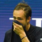 Medvedev (assis sur sa chaise après son titre) : « Pour être honnête, je m’entraîne dur tout le temps, alors quand ça ne marche pas, je me dis : ‘Putain, qu’est‐ce que j’ai fait de mal ?’ »