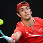 Musetti (vainqueur d’un Berrettini diminué en finale) : « Il faut parfois être un peu égoïste et penser à sa carrière »