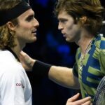 Andrey Rublev, après sa victoire contre Tsitsipas : « Avec Stefanos, c’est très simple. Il aime dicter le jeu avec son coup droit. J’aime dicter le jeu avec mon coup droit. C’était celui qui le ferait en premier. Dès qu’il était sur son coup droit, j’étais en danger. Dès que c’était moi, il était en danger »