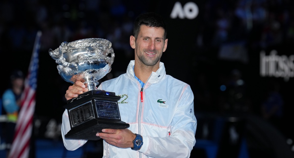 Novak Djokovic - 7 - Page 36 Djokovic-trophee-Open-Australie-2023