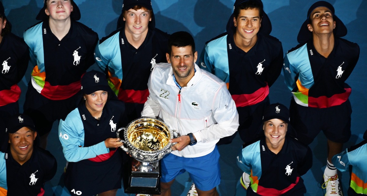 Novak Djokovic - 7 - Page 36 Djokovic-victoire-Open-Australie-trophee-ramasseur-2023