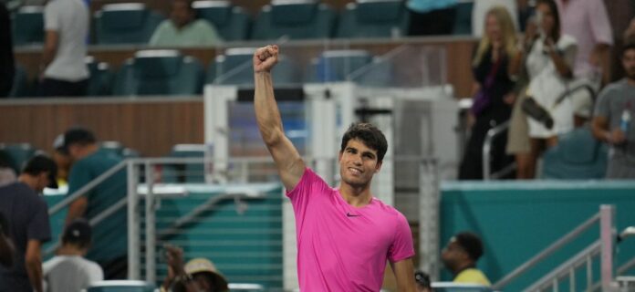 Alcaraz victoire poing en l'air