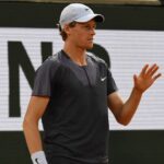 Sinner sur ses fans déguisés en carottes : « Quand je suis entré sur le court, je me suis dit : ‘d’accord, bienvenue les gars, c’est un plaisir de vous avoir ici’. C’est sympa, j’ai les cheveux oranges et je mangeais des carottes sur le court à Vienne »