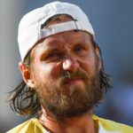 Lucas Pouille sur le cas Sinner : « Tout le monde disait en interne depuis des semaines que c’était quasiment sûr qu’il prendrait un ou deux ans de suspension. Ce que je trouve bizarre, c’est l’accord trouvé »