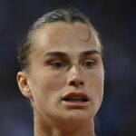 Le message de Sabalenka à l’organisation : « Honnêtement, je ne suis pas trop fan de cette expérimentation. Parfois, je veux voir mon fiancé, pas juste mon coach. Quatre sièges, ce n’est pas assez »