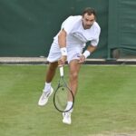 Andrey Kuznetsov, coach de Safiullin, opposé à Sinner en quarts : « Quand on est arrivés ici, il m’a dit qu’il ne comprenait rien à cette surface ! Alors j’ai essayé de lui expliquer un peu »