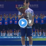 Nishioka (l’un des joueurs les plus petits du circuit) lors de la remise des prix : « Le micro est trop haut pour moi »