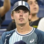 De Minaur, juste après son sacre : « Désolé, je n’ai pas le temps, je dois prendre un avion très tôt pour aller voir ma chérie qui est en finale »