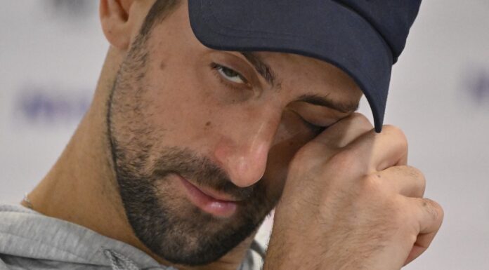Djokovic yeux conf presse Masters Turin 2023