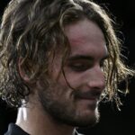 Tsitsipas : « Il y a des jeunes dans le quartier qui veulent montrer leurs nouvelles voitures, mais, comme Djokovic, je dois montrer que je suis toujours là, que ce n’est pas fini »