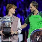 Darren Cahill (coach de Sinner) sur le vrai tournant de la finale face à Medvedev : « C’est à ce moment‐là que tout a basculé. Lorsque Jannik a breaké Daniil à la fin du deuxième set alors qu’il était mené 5–1 »