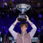 Jannik Sinner : « J’ai quitté la maison à l’âge de 14 ans. J’ai donc dû grandir assez vite, en essayant de cuisiner moi‐même, en essayant de faire la lessive. Mais c’est peut‐être la façon la plus rapide de grandir »