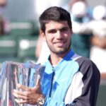 Benoit Maylin ironise : « Alcaraz n’avait plus gagné un titre depuis Wimbledon, il y a 8 mois, et puis Indian Wells, Wimbledon, il pourrait viser un peu plus haut parce que le temps passe vite, il a déjà 20 ans, donc cela va être quoi sa carrière, être une légende.. »