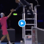 Shapovalov récidive et frappe l’arbitre en pleine tête, heureusement rien d’intentionnel cette fois‐ci !
