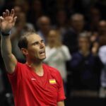 Le message plus que touchant d’Alex Corretja pour Nadal : « Rafa nous a souvent dit qu’il ne voulait pas s’enflammer dans les victoires, ni s’enfoncer dans les défaites. Mais hier, c’était un adieu, un adieu au tennis, mais un adieu, et les adieux sont presque toujours tristes »