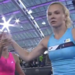 La poignée de main glaciale entre Siniakova et Avanesyan