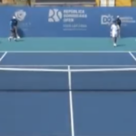 Un arbitre sent le danger et saute de sa chaise, un accident évité de justesse !