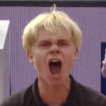 La célébration sans retenue de Diego Dedura‐Palomero, 17 ans, vainqueur sur abandon de Shapovalov