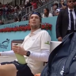 Surclassé par Mensik, Bublik s’adresse à l’arbitre : « Mohamed, tu te rappelles quand le tennis était facile ? Il y avait plein de mecs du Top 50 qui bougeaient à peine. Et maintenant, ce gars n’est même pas Top 10. C’est quoi ce bordel »