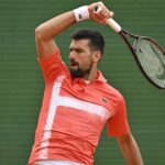 Bousculé, Djokovic ne rompt pas et prend le chemin d’un 100e titre