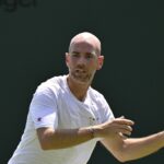 « Il est impossible de ne pas aimer Adrian Mannarino. Il est chauve, il n’a pas gagné sur terre battue depuis 1998 mais dès que le gazon arrive, il se transforme », explique José Moron