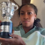 Coco Gauff, vainqueur à Roland‐Garros, tombe de dix étages : « Pour référence, ceci c’est une bouteille de Perrier, et ça, c’est un verre. C’est dire à quel point mon trophée est minuscule. »