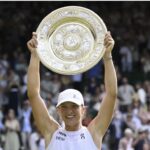 Iga Swiatek a une envie : « J’ai entendu une fois que Roger Federer n’a pas pu entrer parce qu’il n’avait pas de badge approprié ou quelque chose comme ça, donc je devrais me préparer »