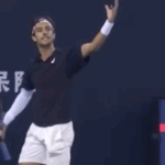 Musetti dérape : « Ces foutus chinois ne font que tousser putain ! Ils toussent toutes les trois minutes ! »