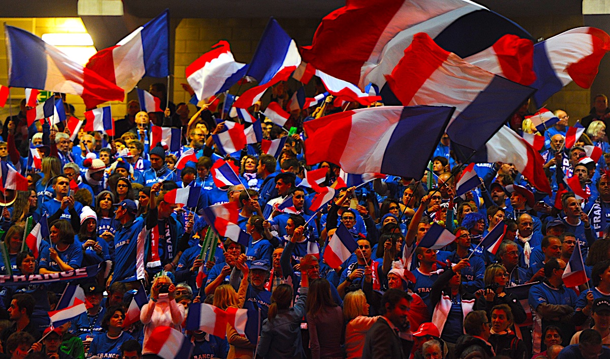 « La mythique Coupe Davis dans le hall 37 du Parc des Expositions sans vie de Bologne. Quelle tristesse de voir cette légendaire compétition vieille de 125 ans se perdre dans un lieu aussi sordide » explique Fabrice Abgrall, journaliste à France Info.