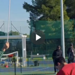 La technique très originale de Carlos Alcaraz à l’entraînement pour progresser au service, trois semaines avant l’Open d’Australie