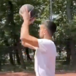 Novak Djokovic en mode Stephen Curry, ça pique !