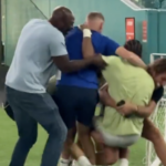 La joie de Fils avec son clan est juste merveilleuse, celle d’un câlin magique pour un gamin héroïque !