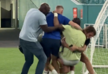 La joie de Fils avec son clan est juste merveilleuse, celle d’un câlin magique pour un gamin héroïque !