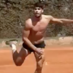 Pendant ce temps‐là, Carlos Alcaraz fait du air tennis torse nu sur terre battue…