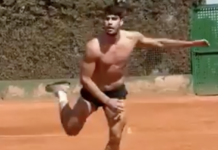 Pendant ce temps‐là, Carlos Alcaraz fait du air tennis torse nu sur terre battue…
