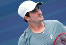 « Fonseca a fait des très belles choses, mais au niveau du tennis, il est a des années‐lumière d’Alcaraz et Sinner. On sait très bien qu’il a le potentiel pour, mais que ça ne passe pas pour l’instant, face à ces deux dingues », estime Benoît Maylin