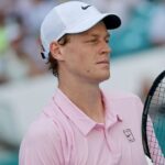 « Les gens disent que Jannik Sinner est ennuyeux, qu’il est robotique. Mais quand je le regarde, je ne vois pas cela. Je l’appelle Djokovic 2.0. Il fait tout ce que fait Novak, mais en mieux », affirme Greg Rusedski