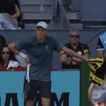 En difficulté, Jannik Sinner s’adresse à son coach après son premier set perdu contre Benjamin Bonzi : « Un coup je suis bon, un coup je ne le suis pas »