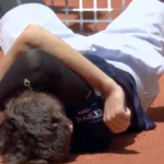 Tsitsipas allume un joueur français au filet, ce dernier reste au sol !