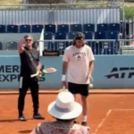 « Pendant que Tsitsipas essaie de s’entraîner, sa mère ne cesse de donner des conseils, tandis que son père lui demande de se taire et de le laisser tranquille »