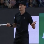 Sinner à l’arbitre avant l’interruption du match contre Medvedev : « Qu’est‐ce que vous voulez dire ? Il pleut des cordes ! Et si je glisse sur une ligne ? »