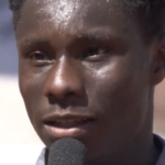 Le Français Moïse Kouamé, après son incroyable victoire en cinq sets : « L’année dernière, j’ai assisté à une finale où Carlos Alcaraz a sauvé trois balles de match. Et vous savez ce qu’il a dit lorsqu’il était face à ces trois balles de match : ‘Je n’ai jamais cessé d’y croire’. »