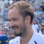 Medvedev, après sa victoire contre Rinderknech : « J’ai une anecdote amusante à propos de ma fille. Une fois, je l’ai emmenée à l’entraînement, elle était contente mais d’un coup elle a jeté sa raquette sur le court. Le coach m’a regardé et m’a dit : ‘Je ne sais pas d’où elle tient ça…’ »