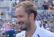 Medvedev, après sa victoire contre Rinderknech : « J’ai une anecdote amusante à propos de ma fille. Une fois, je l’ai emmenée à l’entraînement, elle était contente mais d’un coup elle a jeté sa raquette sur le court. Le coach m’a regardé et m’a dit : ‘Je ne sais pas d’où elle tient ça…’ »