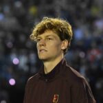 Brad Gilbert craint le pire pour Jannik Sinner : « Vous imaginez si nous arrivons en décembre, au moment où il devra intensifier ses entraînements pour préparer l’Open d’Australie, et que la douleur persiste ? Dans ce scénario, une opération devrait devenir une option »